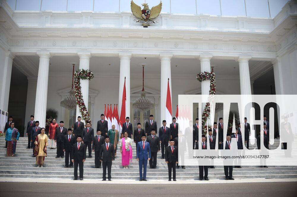 (191023) -- JAKARTA, Oct. 23, 2019 -- Indonesian President Joko Widodo and his new cabinet members pose for photos in Jakarta, Indonesia, Oct. 23, 2019. Indonesian President Joko Widodo Wednesday announced cabinet ministers, attorney general and head of investment board for the new cabinet of his second five-year term in office. ) INDONESIA-JAKARTA-PRESIDENT-NEW CABINET Zulkarnain