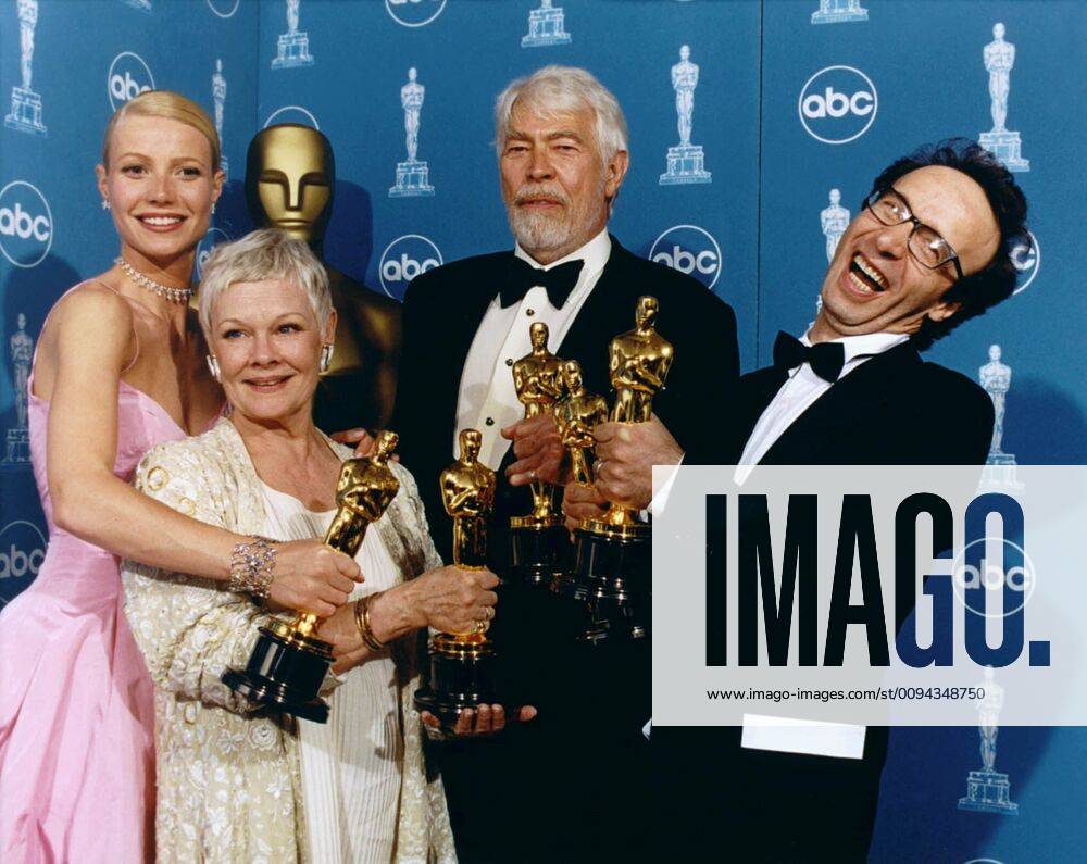 OSCARS. Bester Hauptdarsteller. Preisträger 1991-2000 Gwyneth Paltrow, Judi Dench, James Coburn & Roberto Benigni Actress & Actor Am 21.03.1999 Bei Der Oscarverleihung In Los Angeles, Ausgezeichnet Als Beste Hauptdarstellerin Bzw. Beste Nebendarstellerin F³r Shakespeare In Love , Bester Nebendarsteller F³r Der Gejagte (Affliction) Und Bester Hauptdarsteller F³r Das Leben Ist Sch÷n (La Vita E Bella) Winners Academy Award For Best Actress, Best Supporting Actress, Best Supporting Actor, Best Actor 21 March 1999
