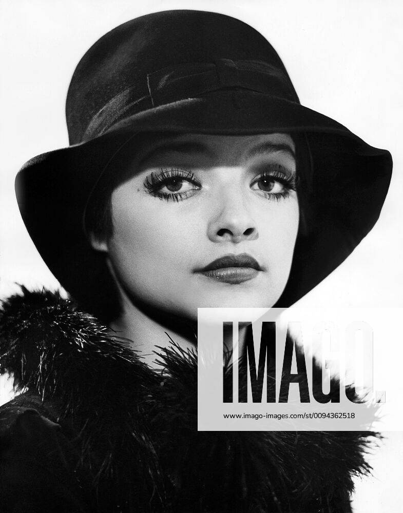 Nina Hagen Actress & Singer 01 March 1976 Nina Hagen 1976 Personen, Portrait, PortrÔÇ?t, junge Frau Hut FOTO: Linke Filmmuseum Potsdam Cinetext