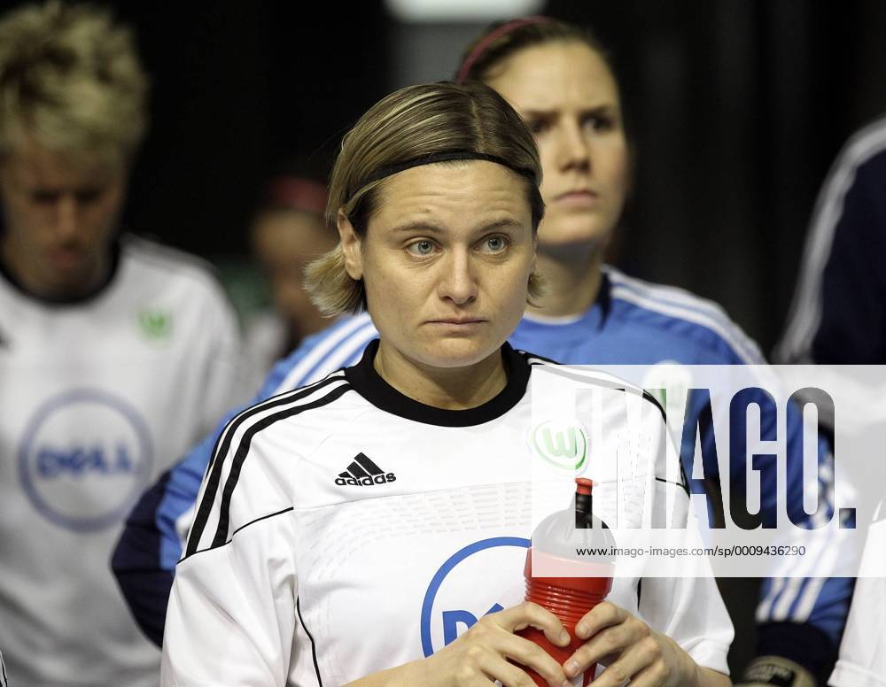 DFB Frauen Saison 2011 2012 Hallenpokal der Frauen Enttäuschung in den Gesichtern der Wolfsburger Spielerinnen nach dem Ausscheiden nach der Vorrunde, v.l. Martina Müller mit Flasche