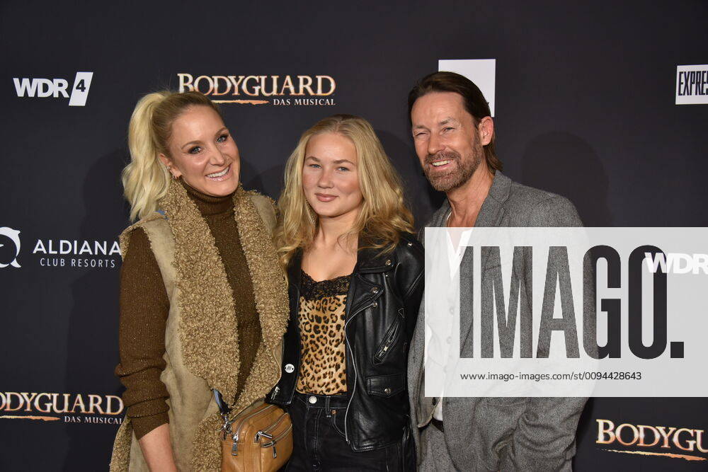 Schauspielerin Janine Kunze, l-r, ihre Tochter Lili und Dirk Budach kommt zur Premiere und Tourneestart des Musicals BODYGUARD in den Musical Dome am 24.10.2019 in Köln