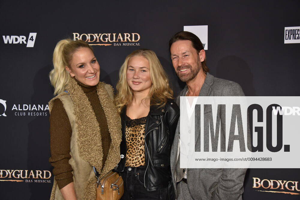 Schauspielerin Janine Kunze, l-r, ihre Tochter Lili und Dirk Budach kommt zur Premiere und Tourneestart des Musicals BODYGUARD in den Musical Dome am 24.10.2019 in Köln
