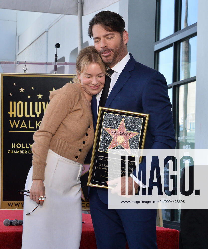 Bilder des Jahres 2019, Entertainment 10 Oktober Grammy and Emmy-award winning American singer, composer, actor, and television host Harry Connick Jr. holds a replica plaque as he is joined by actress Renee Zellweger during an unveiling ceremony honoring him with the 2,678th star on the Hollywood Walk of Fame in Los Angeles on Thursday, October 24th, 2019. Connick s star is next to Cole Porter, one of his favorite songwriters. LAP2019102421 JIMxRUYMEN