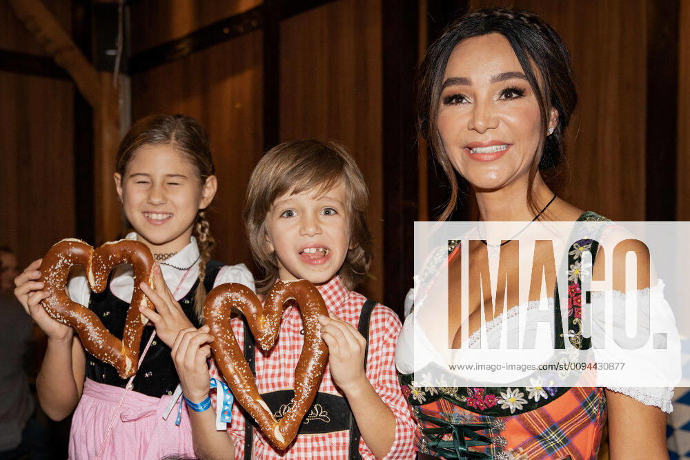 Bilder des Jahres 2019, Entertainment 10 Oktober Oktoberfest 2019 im Höfbräuhhaus Speersort in Hamburg - Charity-Gaudi zugunsten des Fördervereins Universitäres Herzzentrum Hamburg e.V. - Minu Lehmann - Tochter von Shima Lehmann - Rocco Pooth mit Mutter Verona Pooth (von links);Oktoberfest 2019 im Höfbräuhhaus Speersort in Hamburg - Charity-Gaudi zugunsten des Fördervereins Universitäres Herzzentrum Hamburg e.V. -,