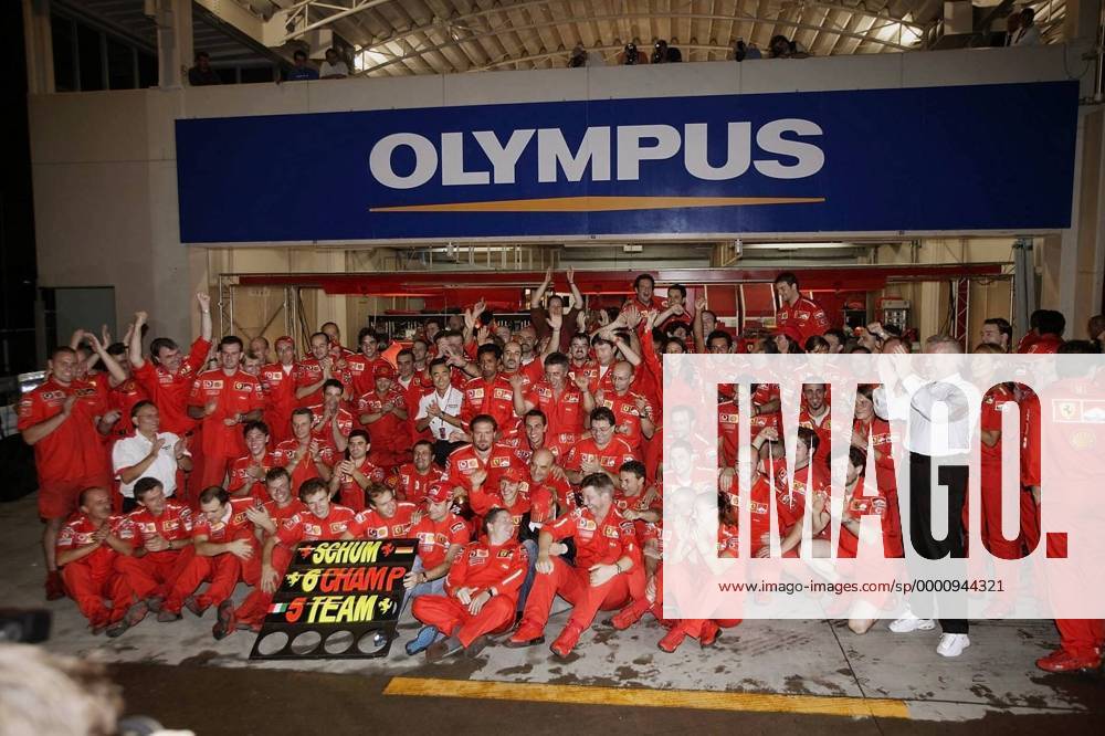 Das Ferrari-Team hat gleich drei Gründe zum Feiern, den Weltmeistertitel von Michael Schumacher (Deutschland), den Sieg von Rubens Barrichello (Brasilien) und den Titel in der Konstrukteurswertung Motorsport Grand Prix Herren Großer Preis von Japan 2003, Formel 1 Weltmeisterschaft, F1, F, GP, WM Totale Suzuka Freude,
