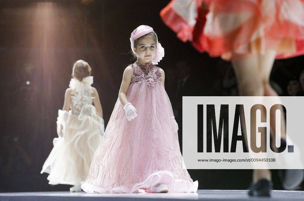 Bilder des Jahres 2019, Entertainment 10 Oktober MOSCOW, RUSSIA - OCTOBER 24, 2019: Models showcase creations during a catwalk show for the Kids World Fashion collection at the 42nd edition of Moscow Fashion Week at Moscow s Gostiny Dvor Centre. Sergei Karpukhin TASS TS0C074D