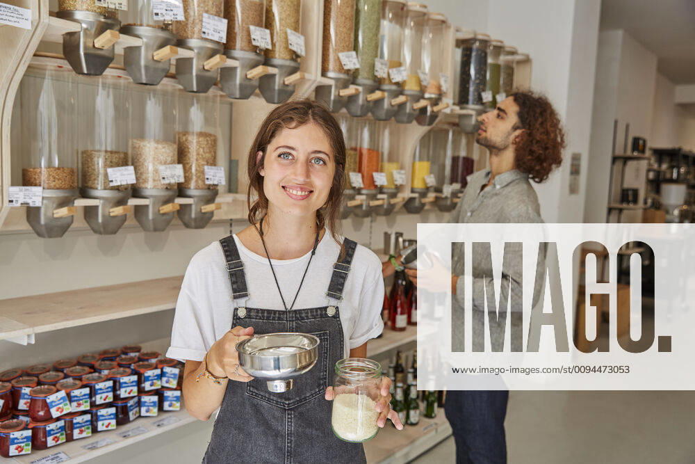 Portrait of smiling woman shopping in packaging-free supermarket model released Symbolfoto property released SUF00614