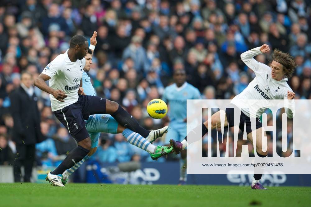 Manchester City s Sergio Kun Agüero in action against Tottenham Hotspur s Ledley King and Luka Modric during the Premiership match at the City of Manchester Stadium. ZWEIx xPropagandax