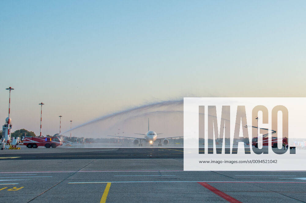 First Alitalia aircraft AZ2092 lands at Linate airport, first passengers disembark (Carlo Cozzoli Fotogramma, Milan - 2019-10-26) p.s. la foto e utilizzabile nel rispetto del contesto in cui e stata scattata, e senza intento diffamatorio del decoro delle persone rappresentate