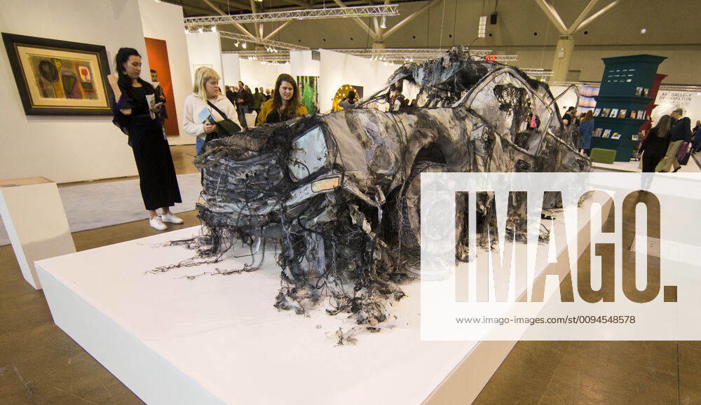 (191026) -- TORONTO, Oct. 26, 2019 -- People visit the 2019 Art Toronto in Toronto, Canada, on Oct. 26, 2019. Presenting works by over 100 galleries from across Canada and around the world, this annual three-day fair was held here from Friday to Sunday to draw tens of thousands of art collectors, professionals, and enthusiasts. (Photo by Xinhua) CANADA-TORONTO-ART FAIR ZouxZheng