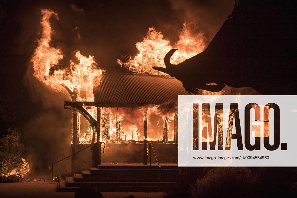 Bilder des Jahres 2019, News 10 Oktober A building at Soda Rock Winery burns from wind driven embers in Healdsburg, California early Sunday, October 27, 2019. Over 200,000 people have been evacuated in Northern California as winds clocked as high as 93 MPH fanned flames. SXP2019102797 TERRYxSCHMITT