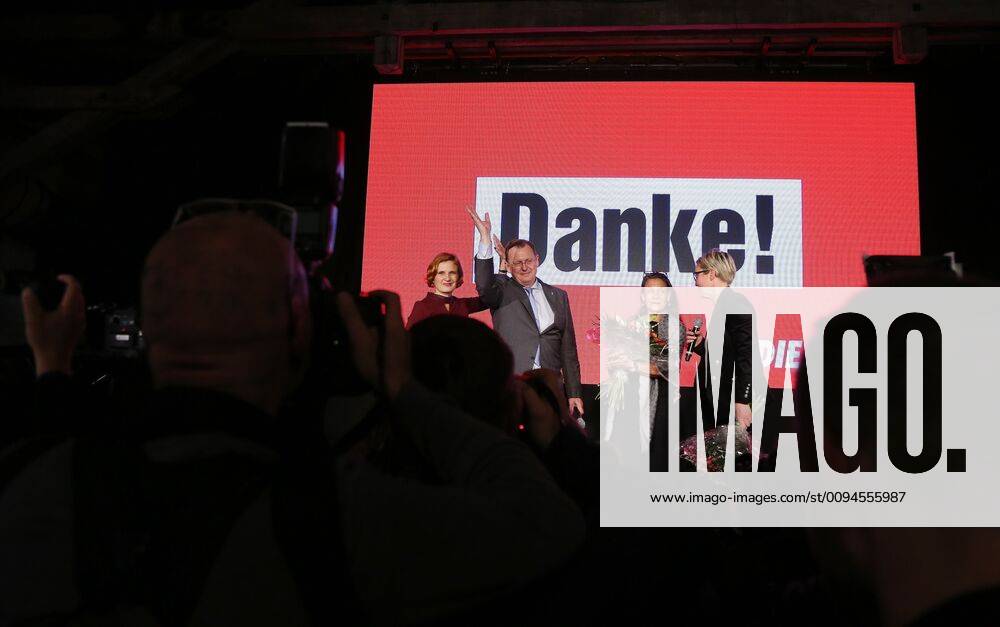 Bilder des Jahres 2019, News 10 Oktober Thüringen Landtagswahl - Wahlparty Die LINKE 27.10.2019 , Erfurt, Kulturbahnhof Zughafen, Wahlparty Die LINKE im Bild: Bundesvorsitzende Katja Kipping, Ministerpräsident Bodo Ramelow (Die LINKE), seine Frau Germana Alberti vom Hofe und Susanne Hennig-Wellsow (Die LINKE)
