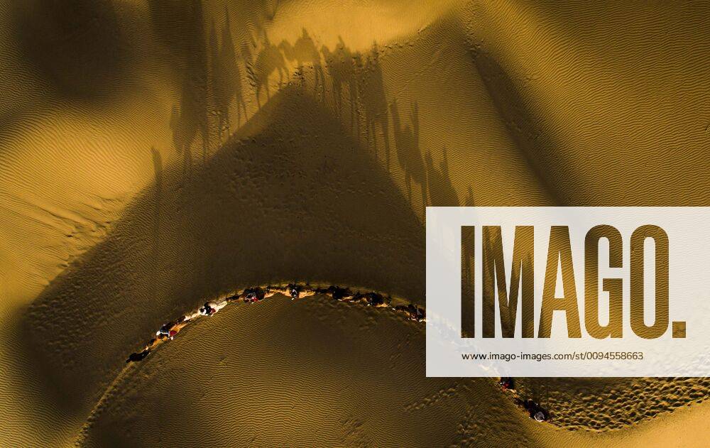 Bilder des Jahres 2019, News 10 Oktober (191028) -- BEIJING, Oct. 28, 2019 -- Aerial photo taken on Oct. 26, 2019 shows tourists riding camels to enjoy the desert scenery at Lop Nur People Village in Yuli County, northwest China s Xinjiang Uygur Autonomous Region. In the first three quarters of this year, Xinjiang received over 183.85 million tourists from home and abroad with a year-on-year increase of 40.9 percent, and saw a total tourism revenue of more than 304.6 billion yuan (about 43.1 billion U.S. dollars) with a year-on-year growth of 40.78 percent. ) XINHUA PHOTOS OF THE DAY ZhaoxGe