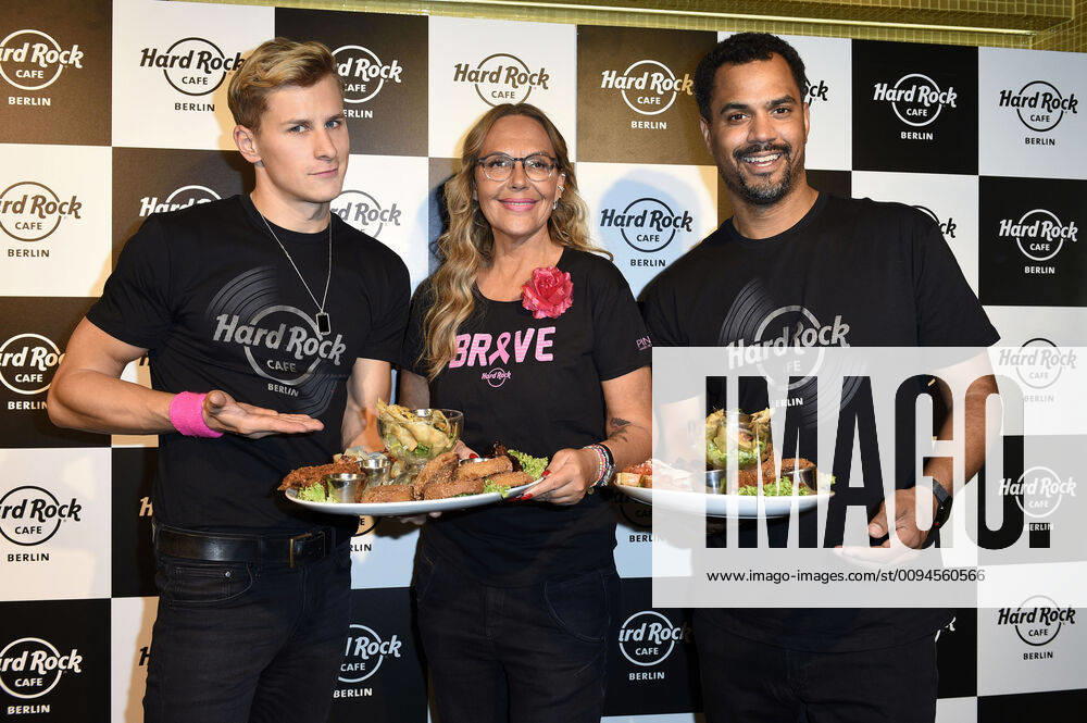 Lukas Sauer, Natascha Ochsenknecht und Patrice Bouedibela kellnern im Rahmen der Pinktober Charity-Aktion zugunsten der Organisation Brustkrebs Deutschland e.V. im Hard Rock Cafe. Berlin