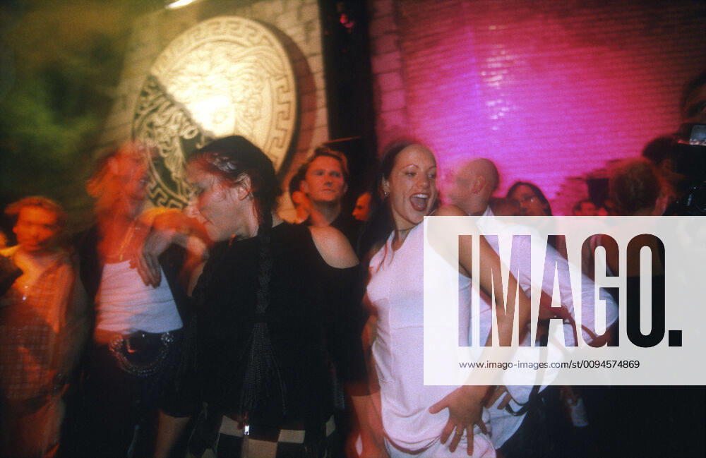 Techno Party im E-Werk Deutschland, Berlin, 15.09.1994, Tanz anl. einer Ausstellung von Gianni Versace im Kunstgewerbemuseum, Wilhelmstraße,