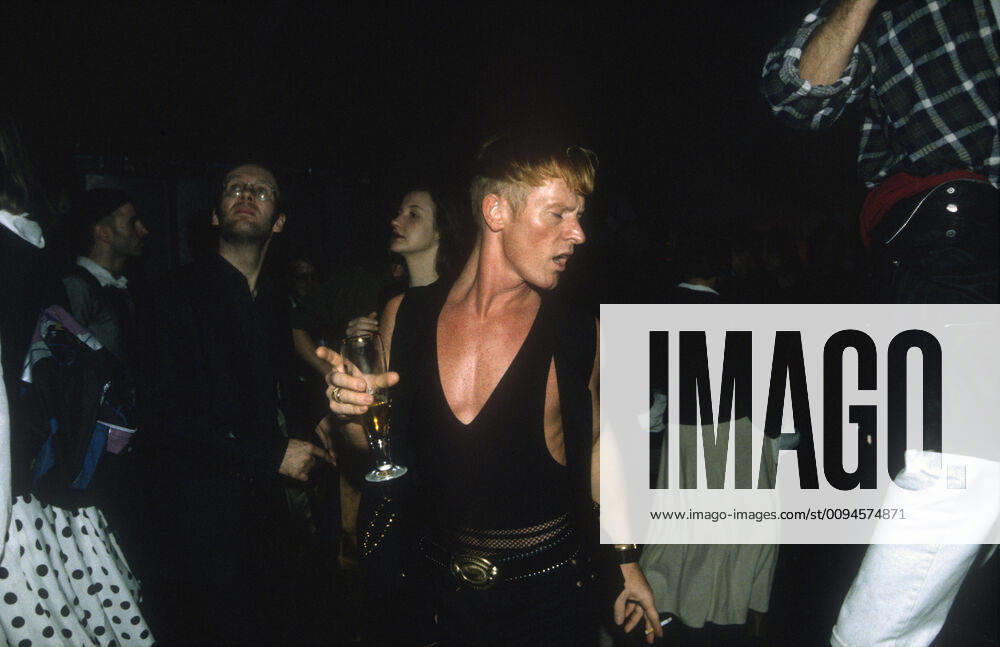 Techno Party im E-Werk Deutschland, Berlin, 15.09.1994, Tanz anl. einer Ausstellung von Gianni Versace im Kunstgewerbemuseum, Wilhelmstraße,