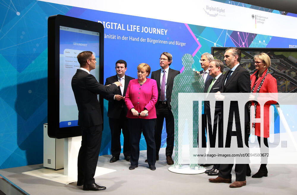 Dortmund Der Digital-Gipfel 2019 findet in Dortmund in der Messe Dortmund statt. Das Bundesministerium für Wirtschaft und Energie organisiert zahlreiche Workshops und Diskussionsrunden zu den Herausforderungen der Künstlichen Intelligenz. Kanzlerin Angela Merkel nimmt an einem kleinen Rundgang über eine Ausstellungsfläche zu Themen des Digital Gipfel teil. Verkehrsminister Andreas Scheuer, NRW Ministerpräsident Armin Laschet und Anja Karliczek, Bundesministerin für Bildung und Forschung und Hubertus Heil, Bundesminister für Arbeit und Soziales nahmen teil. Hier lassen sie sich die Vorteile eines digitalen Zwillings erläutern.