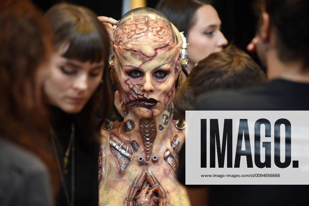 Bilder des Jahres 2019, Entertainment 10 Oktober October 31, 2019, New York, NY, USA: October 31, 2019 New York City..Heidi Klum gets ready for Halloween In the window of Amazon on October 31, 2019 in New York City. New York USA