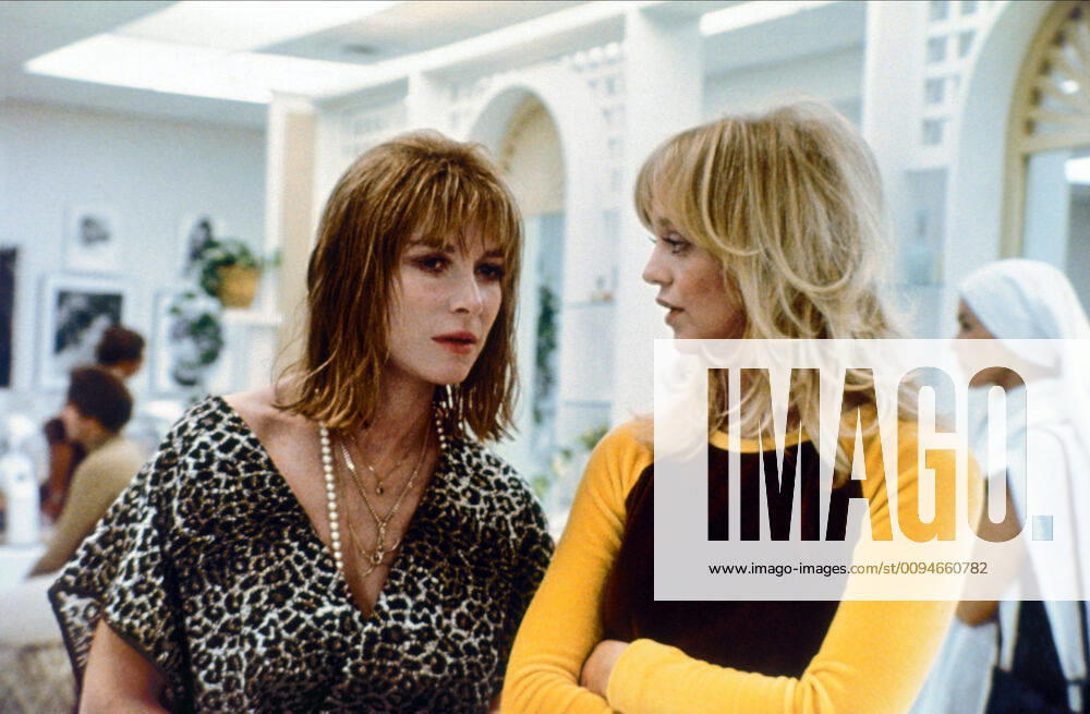 OSCARS: Beste Nebendarstellerin, Preisträgerinnen 1971-1980 Lee Grant & Goldie Hawn Characters: Felicia Carp, Jill Film: Shampoo (USA 1975) Director: Hal Ashby 11 February 1975 Shampoo (Shampoo, USA 1975, Regie: Hal Ashby) Lee Grant, Goldie Hawn Frauen, beim Friseur, Sch?anheitssalon, Friseursalon ------- WICHTIG: Nutzung nur bei Filmtitelnennung und oder in Zusammenhang mit Berichterstattung ?©ber diesen Film --- IMPORTANT: To be used solely for coverage of this specific motion picture tv programme