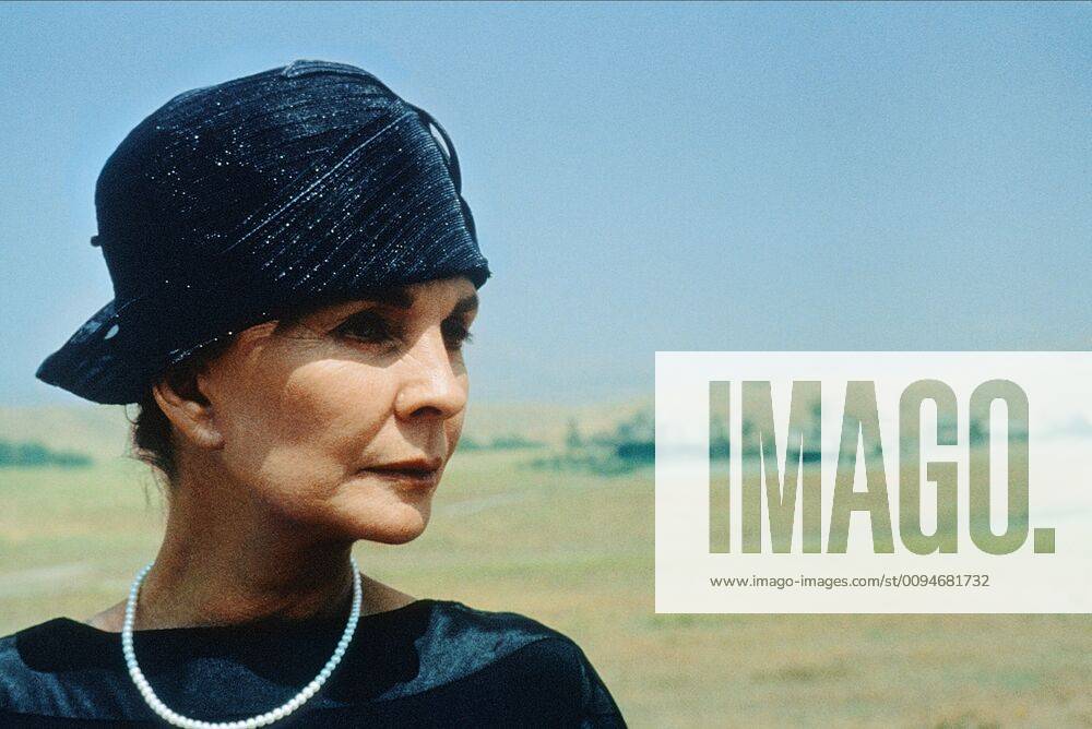 Jean Simmons Characters: Fiona Fee Cleary (3 episodes, 1983) Television: The Thorn Birds (TV-Miniserie) Usa Aus 4983, Director: Daryl Duke 27 March 1983