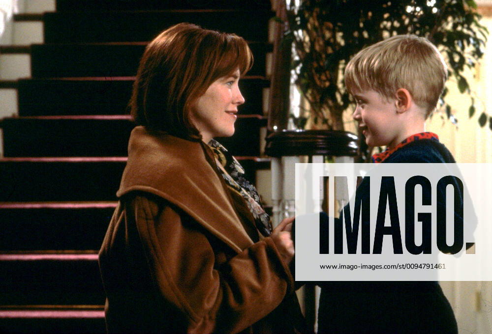 Catherine O Hara & Macaulay Culkin Characters: Kate McCallister, Kevin McCallister Film: Home Alone (USA 1990) Director: Chris Columbus 10 November 1990
