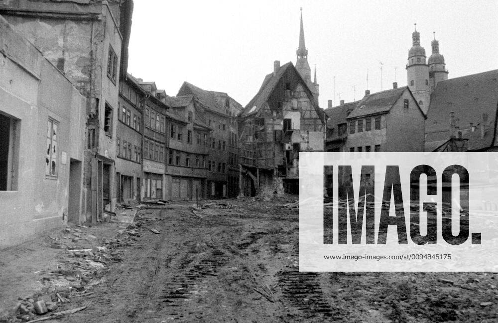 Geschichte Das Graseweghaus sollte 1976 abgerissen werden. 1985 kam der Abrissstop man wollte sanieren. Aber selbst die beschlossene Sanierung bedeutete noch nicht die Rettung des Denkmals: Weil sich 1985 die Bauarbeiter weigerten, das nur noch vom Fachwerk gehaltene Haus zu betreten, legten unter anderemWeil sich die Bauarbeiter weigerten, das Haus aus Sicherheitsgründen zu betreten und es abreißen wollten, legten der damalige Stadtarchitekt Wulff Brandstätter und einige weitere engagierte Hallenser selbst Hand an, sicherten das Haus ab und erhielten es so für die Nachwelt. Die Hallenser nahmen den Stadtarchiteken übel das er selbst nach der Sanierung in das Haus einzog. Der Graseweg, eine alte enge Straße in Halle an dem uralten Hallmarkt, empfing seinen Namen von dem Grashof, einer der ältesten Verschanzungen der