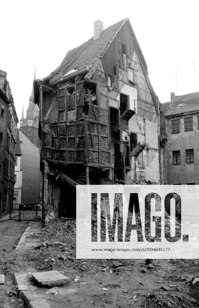 Geschichte Das Graseweghaus sollte 1976 abgerissen werden. 1985 kam der Abrissstop man wollte sanieren. Aber selbst die beschlossene Sanierung bedeutete noch nicht die Rettung des Denkmals: Weil sich 1985 die Bauarbeiter weigerten, das nur noch vom Fachwerk gehaltene Haus zu betreten, legten unter anderemWeil sich die Bauarbeiter weigerten, das Haus aus Sicherheitsgründen zu betreten und es abreißen wollten, legten der damalige Stadtarchitekt Wulff Brandstätter und einige weitere engagierte Hallenser selbst Hand an, sicherten das Haus ab und erhielten es so für die Nachwelt. Die Hallenser nahmen den Stadtarchiteken übel das er selbst nach der Sanierung in das Haus einzog. Der Graseweg, eine alte enge Straße in Halle an dem uralten Hallmarkt, empfing seinen Namen von dem Grashof, einer der ältesten Verschanzungen der