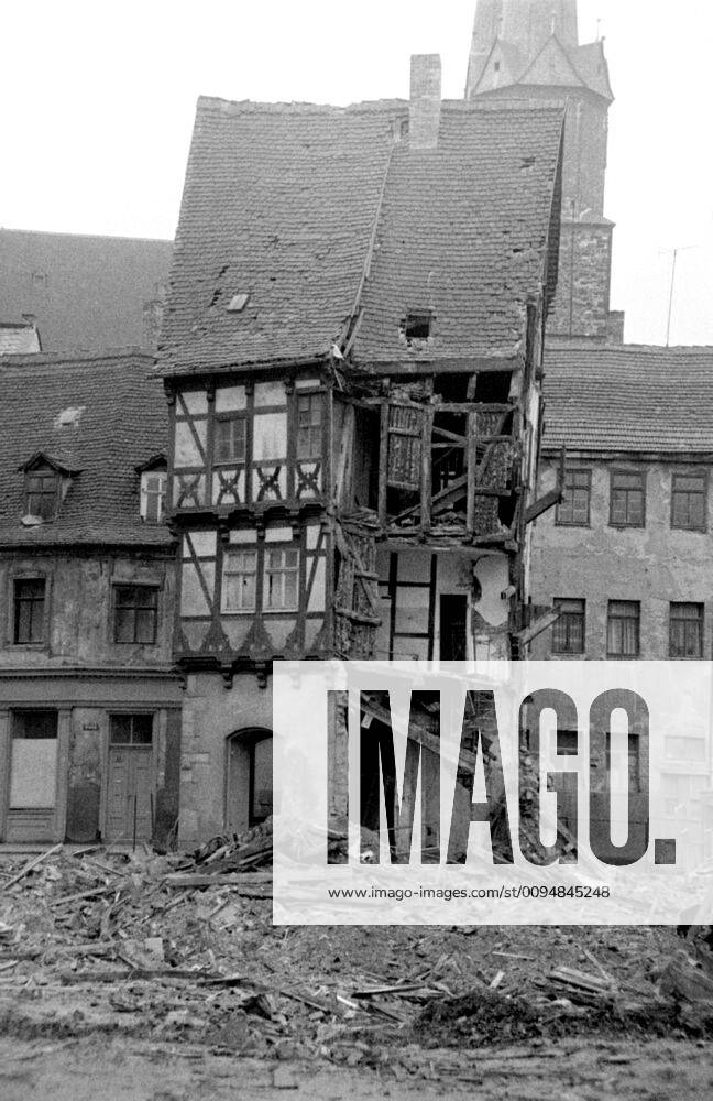 Geschichte Das Graseweghaus sollte 1976 abgerissen werden. 1985 kam der Abrissstop man wollte sanieren. Aber selbst die beschlossene Sanierung bedeutete noch nicht die Rettung des Denkmals: Weil sich 1985 die Bauarbeiter weigerten, das nur noch vom Fachwerk gehaltene Haus zu betreten, legten unter anderemWeil sich die Bauarbeiter weigerten, das Haus aus Sicherheitsgründen zu betreten und es abreißen wollten, legten der damalige Stadtarchitekt Wulff Brandstätter und einige weitere engagierte Hallenser selbst Hand an, sicherten das Haus ab und erhielten es so für die Nachwelt. Die Hallenser nahmen den Stadtarchiteken übel das er selbst nach der Sanierung in das Haus einzog. Der Graseweg, eine alte enge Straße in Halle an dem uralten Hallmarkt, empfing seinen Namen von dem Grashof, einer der ältesten Verschanzungen der