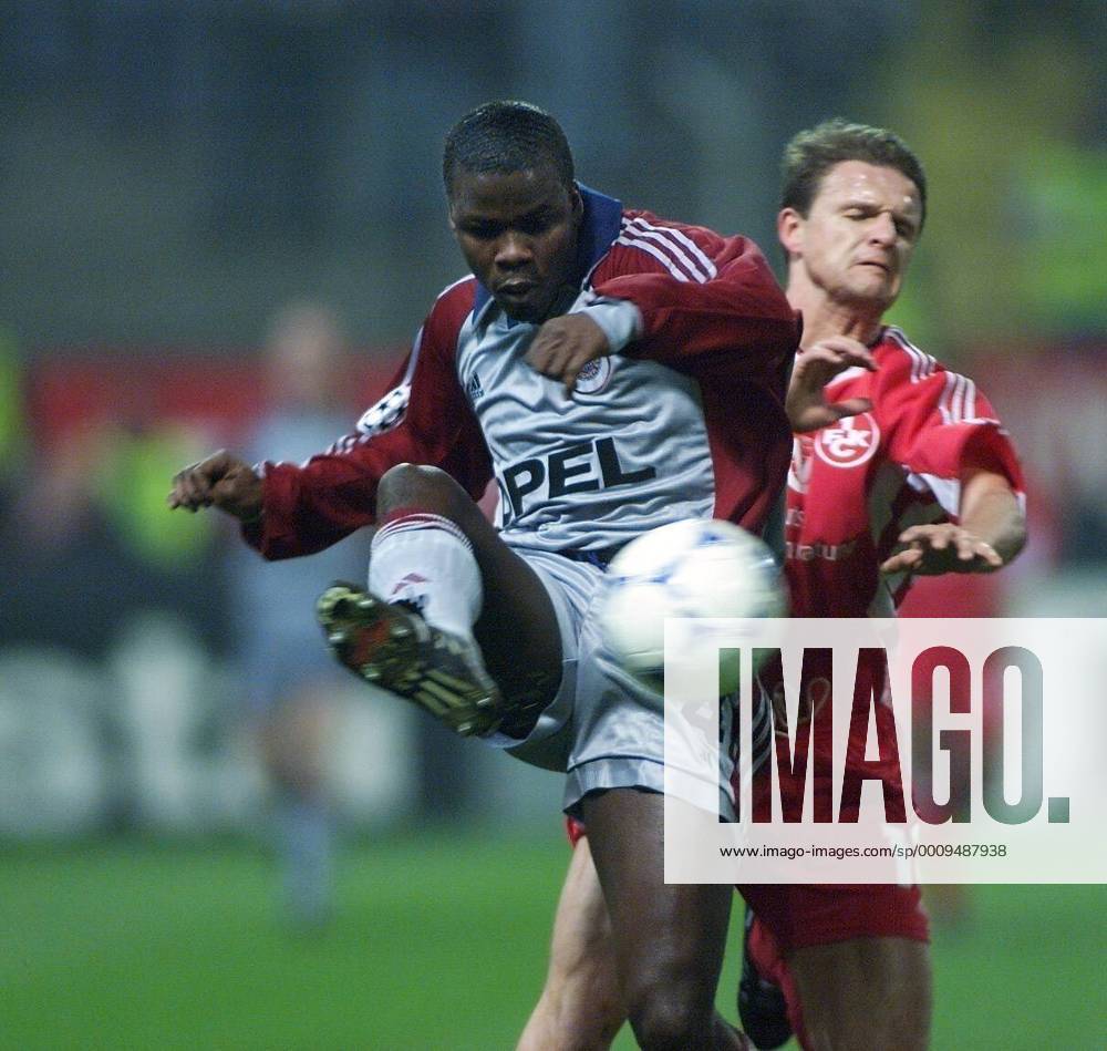 1 . FC Kaiserslautern - FC Bayern München 0 - 4 : KUFFOUR Samuel Osei FC Bayern München , hinten RISCHE Jürgen 1 . FC Kaiserslautern ,