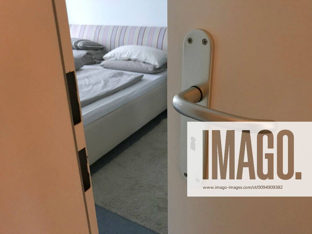 Blick durch einen Türspalt in ein Schlafzimmer 07.11.2019