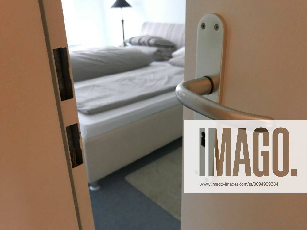 Blick durch einen Türspalt in ein Schlafzimmer 07.11.2019