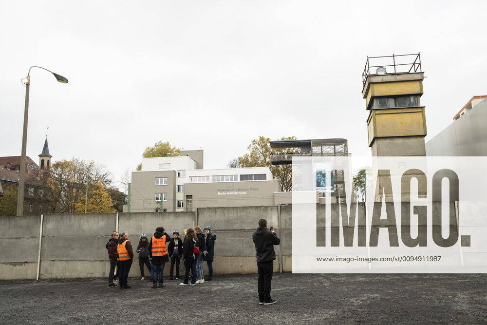 Besucher bei der Gedenkstaette Berliner Mauer an der Bernauer Strasse in Berlin am 7. November 2019. Am 9. November feiert Berlin den 30. Jahrestag seit dem Fall der Mauer. 30. Jahre Mauerfall in Berlin