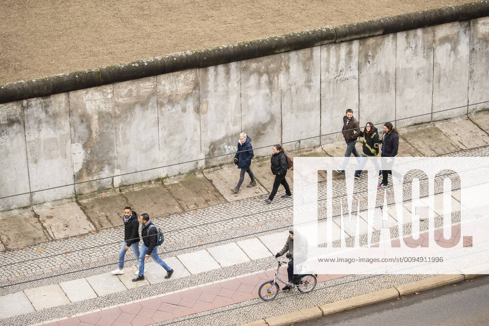 Besucher bei der Gedenkstaette Berliner Mauer an der Bernauer Strasse in Berlin am 7. November 2019. Am 9. November feiert Berlin den 30. Jahrestag seit dem Fall der Mauer. 30. Jahre Mauerfall in Berlin