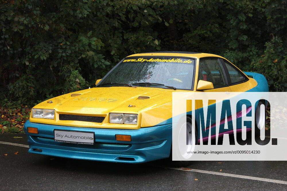 Opel Manta (Manta B mit Mattig Breitbau Tuning Kit, Baujahr 1983, Filmauto aus Manta Manta, Farbe: Gelb Blau). Pressetermin Classic Cars am 13.11.2019 zur Sonderschau Film-Autos beim 38. Classic & Prestige Salon im Rahmen der 52. Essen Motor Show 2019 (Messe Essen, 30.11. - 08.12.2019), Jagdhaus Schellenberg, Schellenberger Wald (Jahreszeit: Herbst), Essen (D).