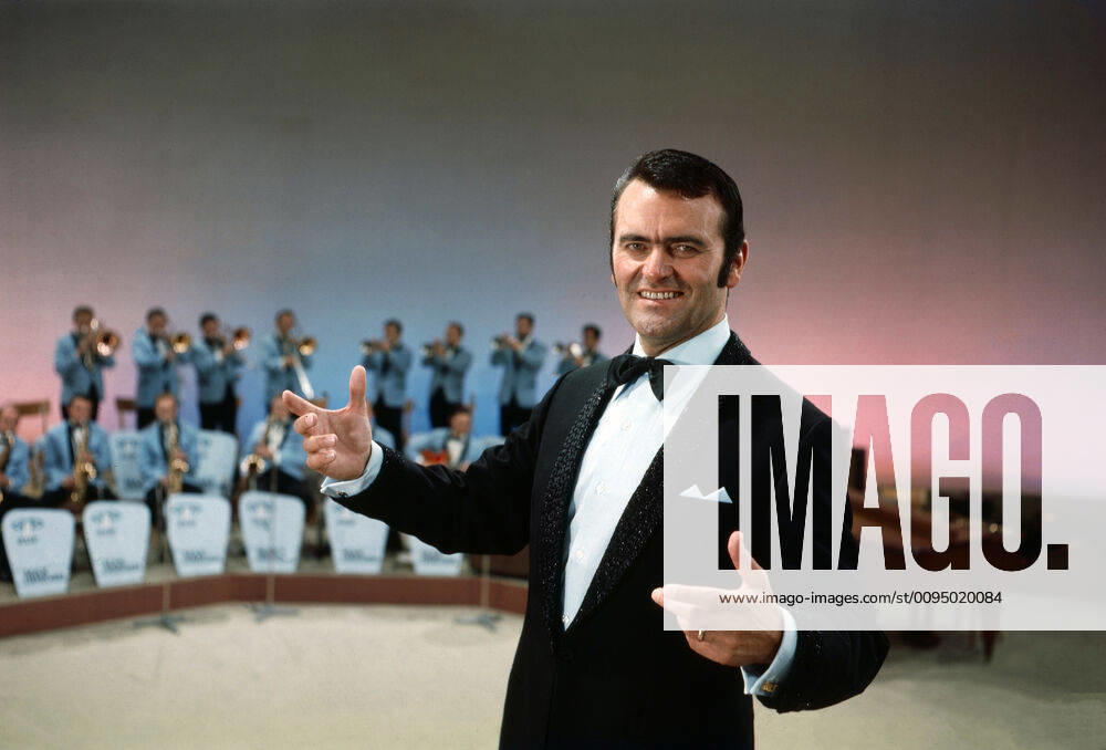 Max Gereger, deutscher Orchesterleiter mit seinem Orchester, Deutschland 1973. German band leader Max Greger with his orchestra, Germany 1973. Nur redaktionelle Nutzung. Editorial usage only.