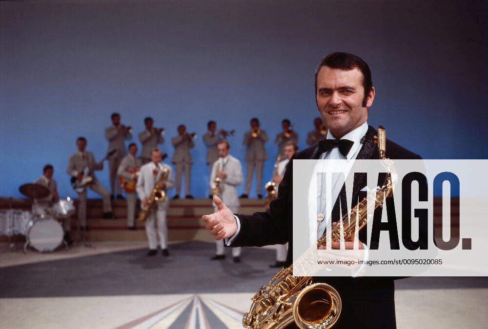 Max Gereger, deutscher Orchesterleiter mit seinem Orchester, Deutschland 1973. German band leader Max Greger with his orchestra, Germany 1973. Nur redaktionelle Nutzung. Editorial usage only.