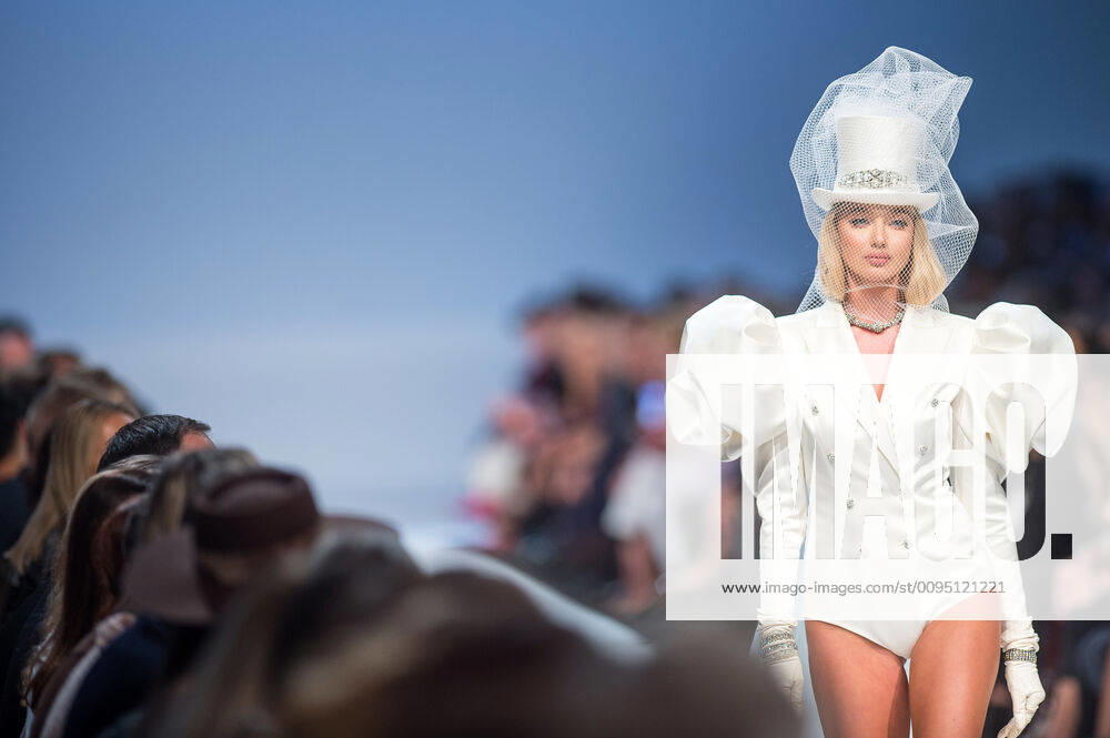 (191121) -- VILNIUS, Nov. 21, 2019 -- A model presents a creation by Lithuanian designer Juozas Statkevicius during the 2020 Spring Summer Collection fashion show in Vilnius, Lithuania, Nov. 20, 2019. (Photo by Alfredas Pliadis Xinhua) LITHUANIA-VILNIUS-FASHION SHOW AxErfuleidasi¡¤puliyadisi