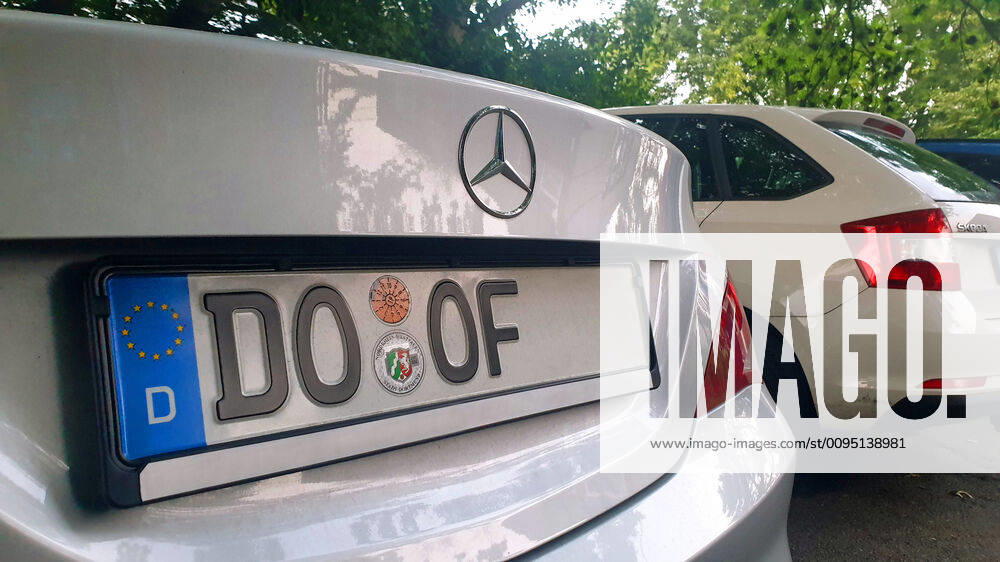 Mercedes mit dem Nummernschild DO-OF, Deutschland, NRW, Ruhrgebiet, Dortmund Mercedes with license number DO-OF, Germany, North Rhine-Westphalia, Ruhr Area, Dortmund BLWS553322
