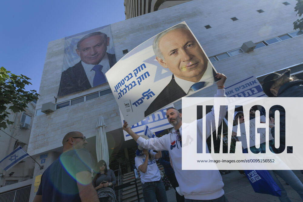 Tel Aviv 22.11.2019: Demonstration zur Absetzung von Benjamin Bibi Netanjahu vor der Zentrale der Likud-Partei. Hier: Demonstraten für Netanjahu