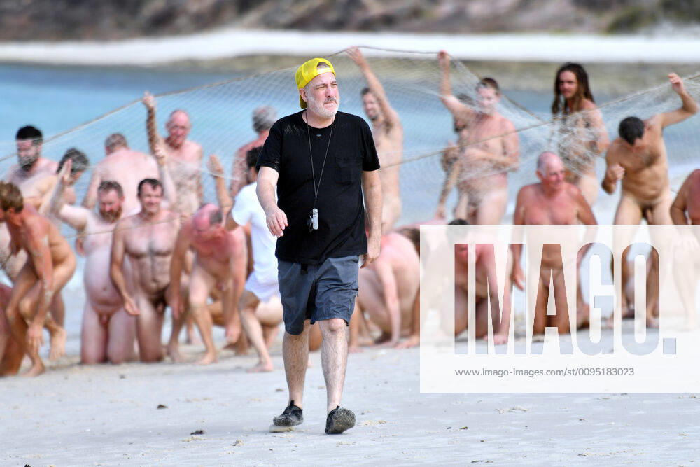 Bilder des Jahres 2019, Entertainment 11 November SPENCER TUNICK WHITEHAVEN BEACH, *File* US art photographer Spencer Tunick walks away after directing people to pose nude on a beach on Haslewood Island, part of the Whitsunday Islands, 1096km north of Brisbane, Saturday, November 23, 2019. 100 people posed naked for the installation, which marks the launch of THE ICONIC s We Are Human Summer 19 20 campaign. ( NO ARCHIVING, , NO USE IN BOOKS WITHOUT CONSENT Whitsunday Islands QLD AUSTRALIA
