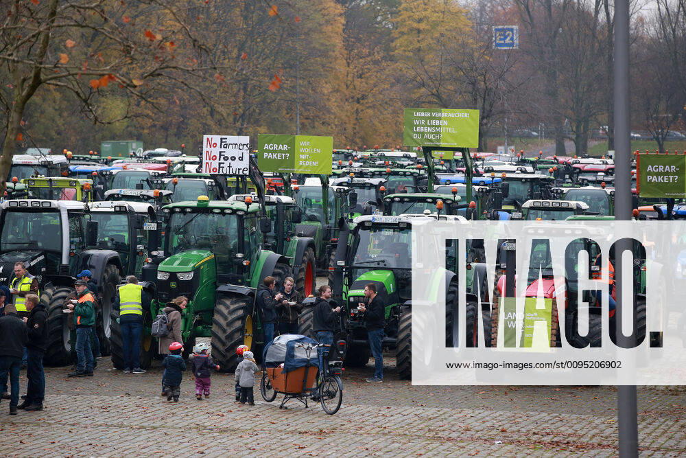 25.11. 2019 Dortmund Bauern aus NRW fahren mit ihren Treckern zu einer Demo nach Berlin. In Dortmund legten sie einen Zwischenstopp ein. Auf einem Parkplatz der Westfalenhallen versammelten sich hunterte Landwirte zu einer kurzen Zwischenkundgebung.