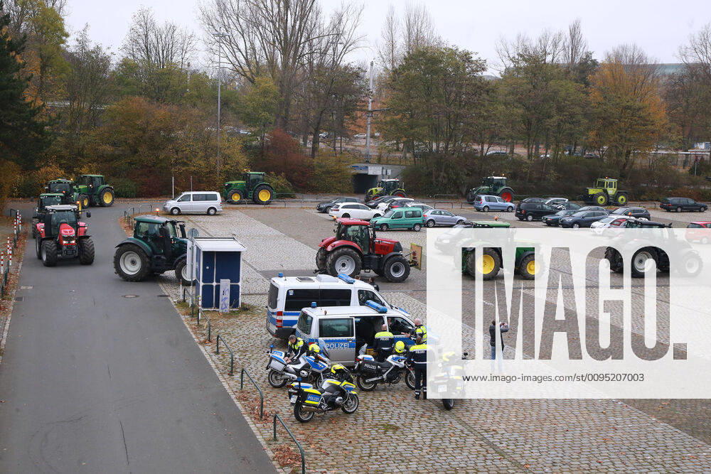 25.11. 2019 Dortmund Bauern aus NRW fahren mit ihren Treckern zu einer Demo nach Berlin. In Dortmund legten sie einen Zwischenstopp ein. Auf einem Parkplatz der Westfalenhallen versammelten sich hunterte Landwirte zu einer kurzen Zwischenkundgebung.