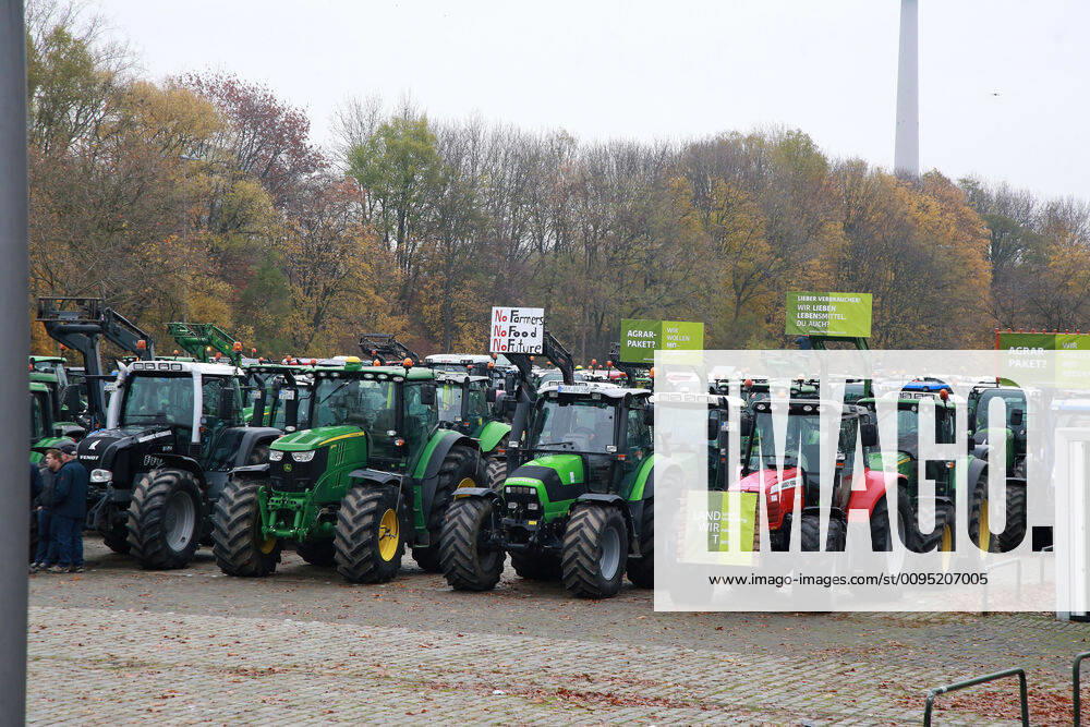 25.11. 2019 Dortmund Bauern aus NRW fahren mit ihren Treckern zu einer Demo nach Berlin. In Dortmund legten sie einen Zwischenstopp ein. Auf einem Parkplatz der Westfalenhallen versammelten sich hunterte Landwirte zu einer kurzen Zwischenkundgebung.