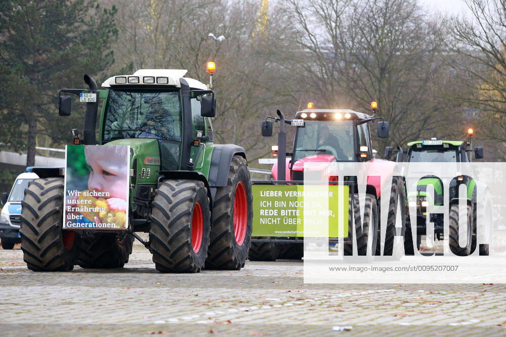 25.11. 2019 Dortmund Bauern aus NRW fahren mit ihren Treckern zu einer Demo nach Berlin. In Dortmund legten sie einen Zwischenstopp ein. Auf einem Parkplatz der Westfalenhallen versammelten sich hunterte Landwirte zu einer kurzen Zwischenkundgebung.