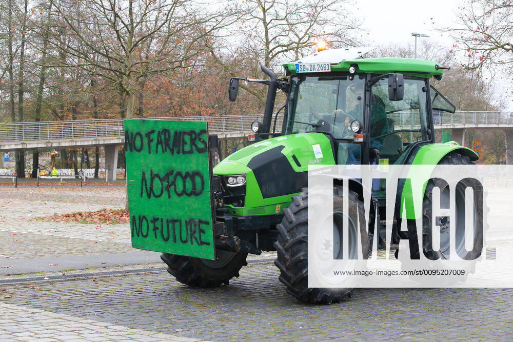 25.11. 2019 Dortmund Bauern aus NRW fahren mit ihren Treckern zu einer Demo nach Berlin. In Dortmund legten sie einen Zwischenstopp ein. Auf einem Parkplatz der Westfalenhallen versammelten sich hunterte Landwirte zu einer kurzen Zwischenkundgebung.