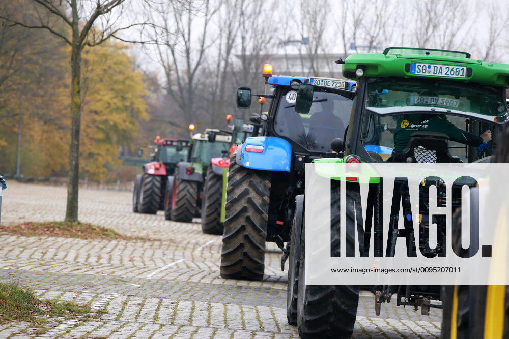 25.11. 2019 Dortmund Bauern aus NRW fahren mit ihren Treckern zu einer Demo nach Berlin. In Dortmund legten sie einen Zwischenstopp ein. Auf einem Parkplatz der Westfalenhallen versammelten sich hunterte Landwirte zu einer kurzen Zwischenkundgebung.