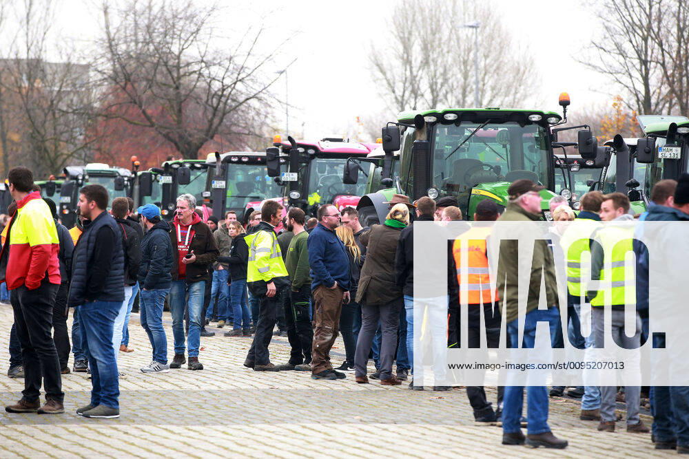 25.11. 2019 Dortmund Bauern aus NRW fahren mit ihren Treckern zu einer Demo nach Berlin. In Dortmund legten sie einen Zwischenstopp ein. Auf einem Parkplatz der Westfalenhallen versammelten sich hunterte Landwirte zu einer kurzen Zwischenkundgebung.