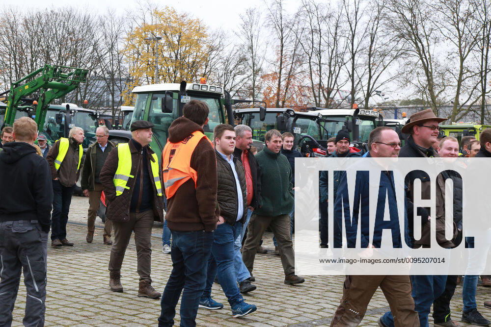 25.11. 2019 Dortmund Bauern aus NRW fahren mit ihren Treckern zu einer Demo nach Berlin. In Dortmund legten sie einen Zwischenstopp ein. Auf einem Parkplatz der Westfalenhallen versammelten sich hunterte Landwirte zu einer kurzen Zwischenkundgebung.