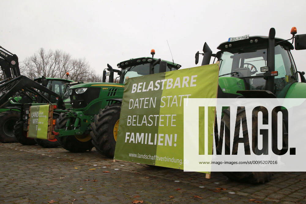 25.11. 2019 Dortmund Bauern aus NRW fahren mit ihren Treckern zu einer Demo nach Berlin. In Dortmund legten sie einen Zwischenstopp ein. Auf einem Parkplatz der Westfalenhallen versammelten sich hunterte Landwirte zu einer kurzen Zwischenkundgebung.