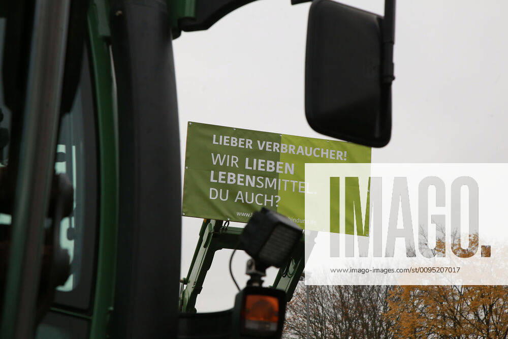 25.11. 2019 Dortmund Bauern aus NRW fahren mit ihren Treckern zu einer Demo nach Berlin. In Dortmund legten sie einen Zwischenstopp ein. Auf einem Parkplatz der Westfalenhallen versammelten sich hunterte Landwirte zu einer kurzen Zwischenkundgebung.